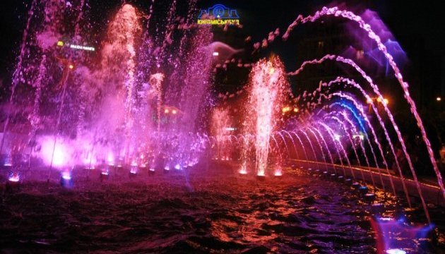 Auf Unabhängigkeitsplatz Musikspringbrunnen mit Beleuchtung eröffnet