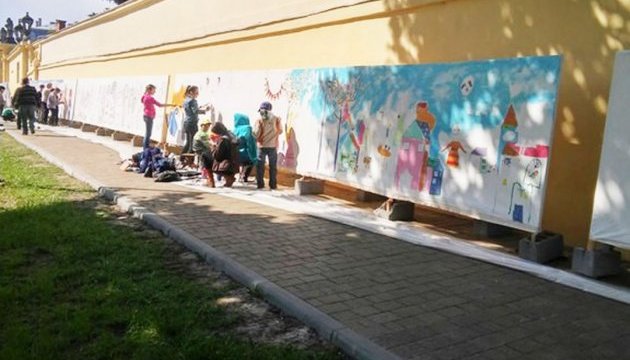 Понад 100 юних художників розмальовують мур собору Святого Юра у Львові