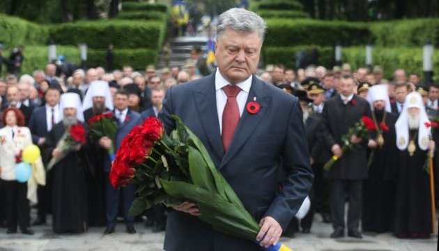 Ukrainian President, PM commemorate victims of WWII. Photos