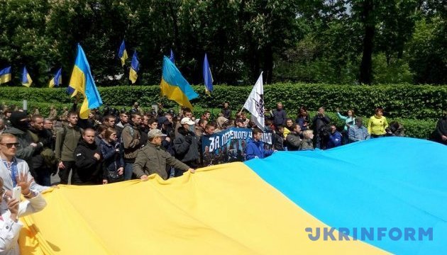 У київському парку Слави розгорнули величезний прапор України