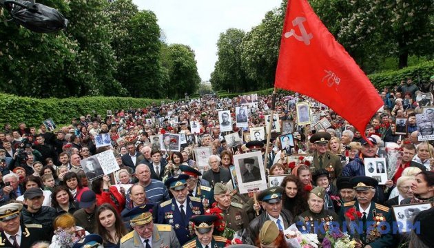 Возле обелиска Славы возникла толкотня из-за разорванного флага СССР Возле обелиска Славы возникла толкотня из-за разорванного флага СССР