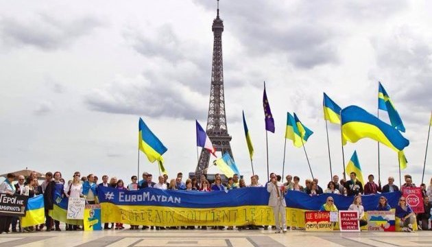 Українці у Франції святкують перемогу Макрона - активіст