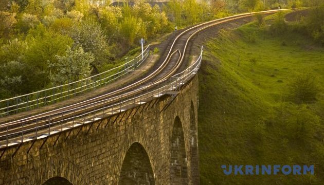 乌克兰捷尔诺波尔的小苏格兰：像哈利•波特一样奔驰在高架桥上
