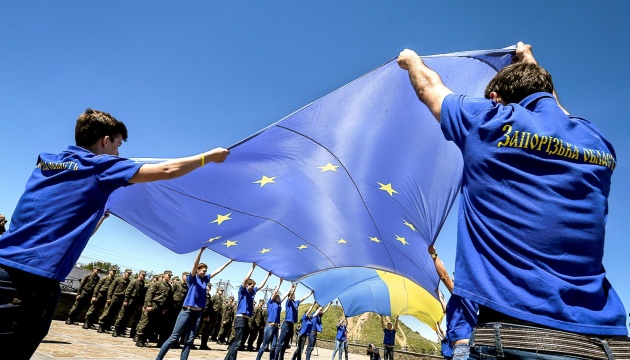 На честь затвердження безвізу вся Україна піднімає прапори Європейського Союзу 