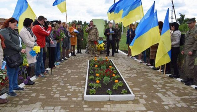 В Семенівці відкрили пам’ятний знак першим загиблим на Донбасі