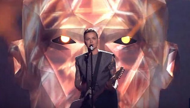 En la final de Eurovisión durante la actuación de O.Torvald en el escenario aparecerá una enorme cabeza