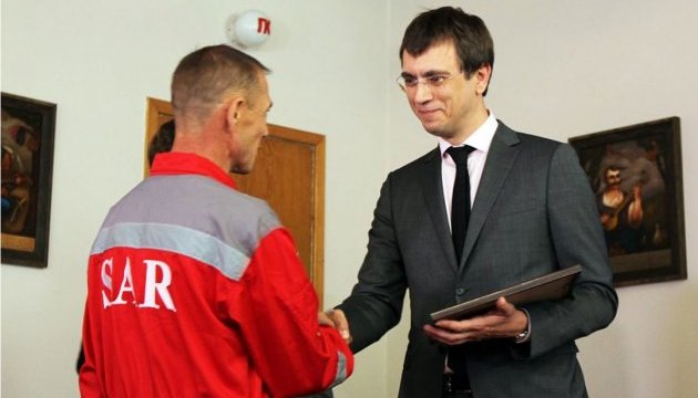 Міністр нагородив екіпаж катера, який дав відсіч російському кораблю в Чорному морі