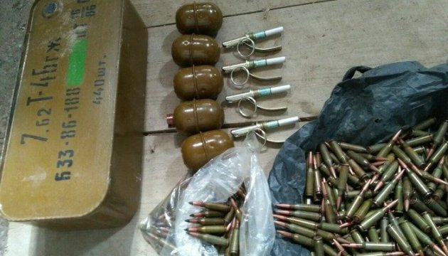 СБУ виявила в районі АТО дві схованки з боєприпасами СБУ виявила в районі АТО дві схованки з боєприпасами