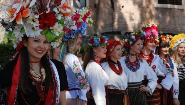 Ukrainian women in embroidered shirts walk in fashion parade along streets of Rome. Photos