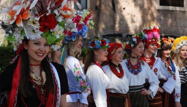 Les femmes ukrainiennes en chemises brodées ont coloré les rues de Rome (photos)