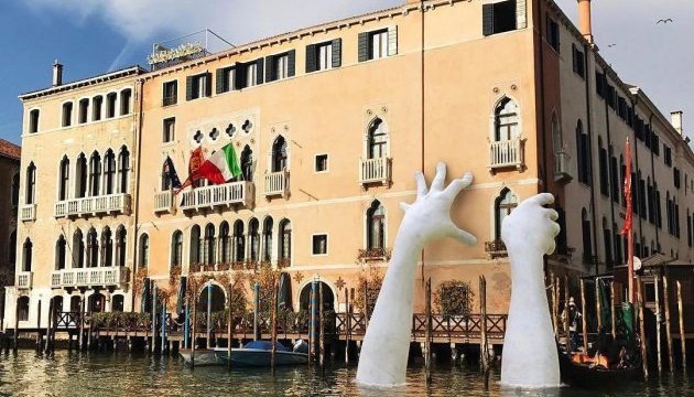На вулиці італійського міста з'явилися гігантські руки