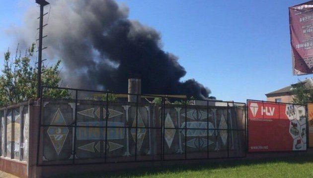 На Київщині горить ангар суконної фабрики