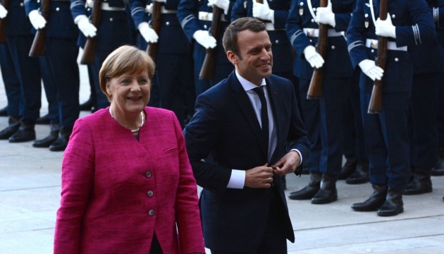 Macron und Merkel begrüßen durch gemeinsame Erklärung Befreiung von Gefangenen 