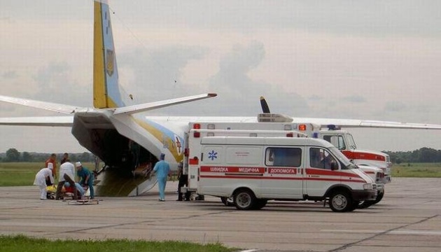 Un vol spécial a transporté 5 militaires blessés dans la zone du conflit jusque Kyiv 