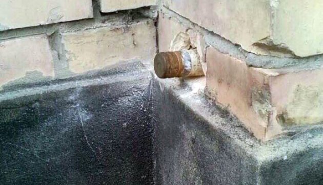 В стіні мар'їнської школи застряг нерозірваний снаряд від БМП