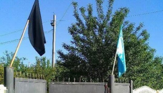 Кримські татари вивішують в окупованому Криму жалобний і національний прапори