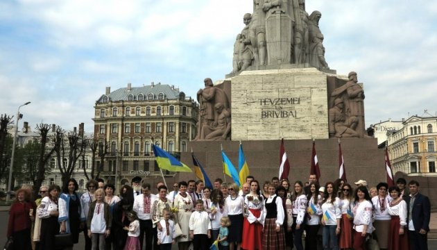 У Ризі відсвяткували День вишиванки