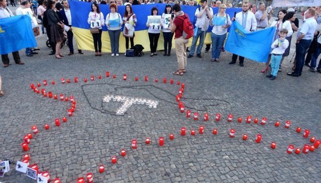 Im Herzen von Berlin zündete man Kerzen zum Gedenken an Deportation der Krimtataren an