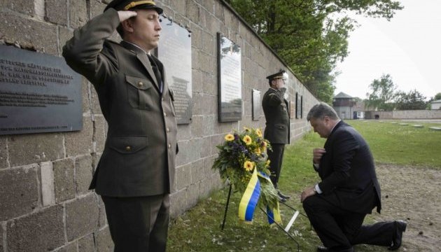 Порошенко вшанував пам'ять українців, що загинули у концтаборі Заксенгаузен