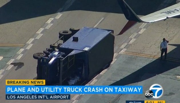 В Лос-Анджелесі зіткнулися пасажирський Boeing і вантажівка