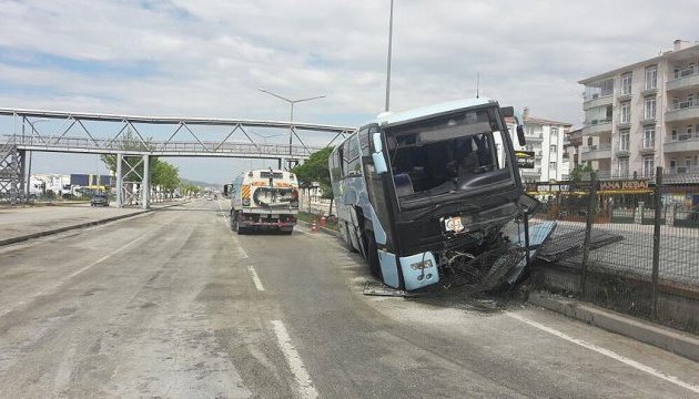 У Туреччині розбився автобус із політиками: 32 поранених