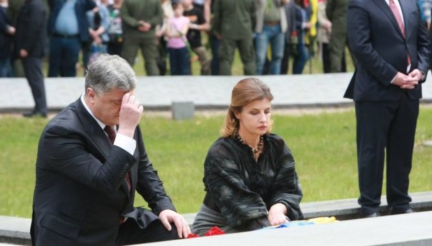 Президентське подружжя вшанувало у Биківні пам'ять жертв політичних репресій 