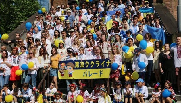 В японських містах пройшли паради вишиванок В японських містах пройшли паради вишиванок