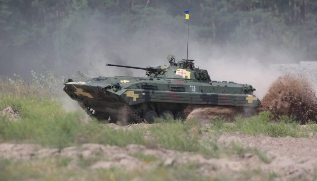 Под Харьковом прошли показательные стрельбы с бронетехникой