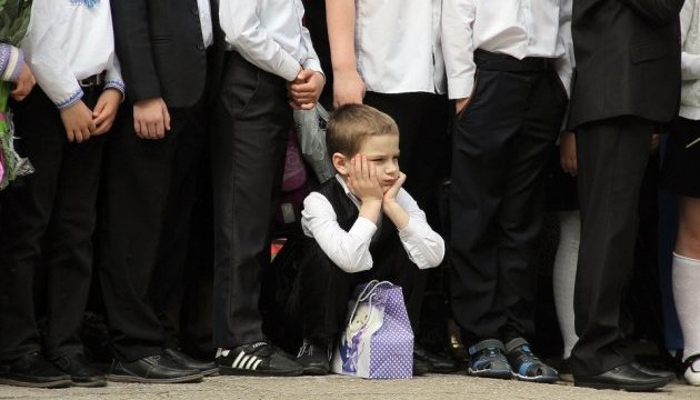 Злива, вальс і рушники: в українських школах пролунав останній дзвоник