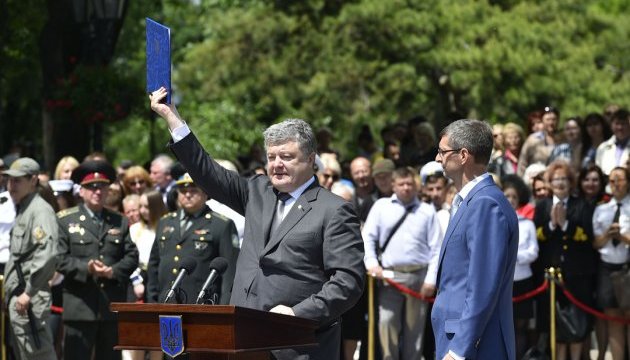 Poroschenko unterzeichnet Erlass über Visafreiheit
