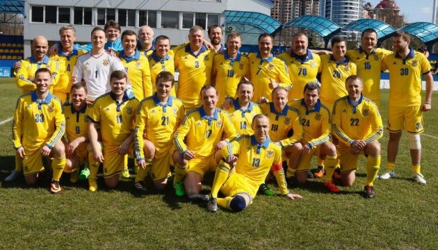 Нардепи з журналістами зіграють у футбол, щоб зібрати кошти для дітей-переселенців Нардепи з журналістами зіграють у футбол, щоб зібрати кошти для дітей-переселенців