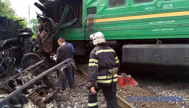 Постраждалих в аварії потяга пасажирів перевезли до Кам'янця-Подільського