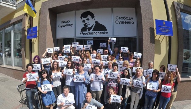 Ukrinform conducts flash mob in support of Sushchenko. Photos