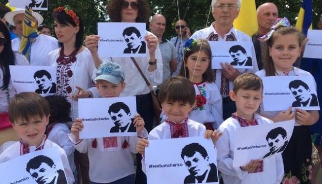 Ucranianos y amigos de Ucrania participan en la acción global en apoyo de Súshchenko
