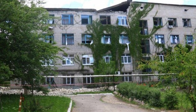 Bombardement à Krasnogorivka: 3 civils blessés, 40 habitations, une école et un hôpital  endommagés