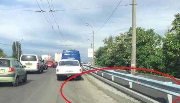 Київавтодор скаржиться на бетоновози, які псують новий асфальт