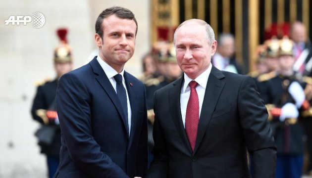 Macron meets Putin in Versailles. Video