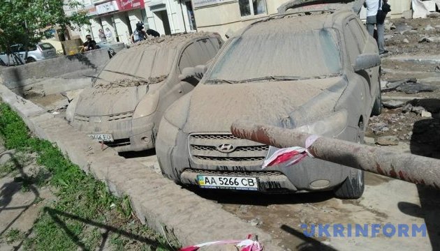 У Києві прорвало трубу: фонтан до 7 поверху, камінням потрощило автівки