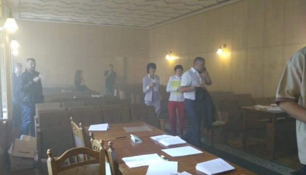 Львівську облраду захопили мітингувальники: зала в диму, сесію зупинили