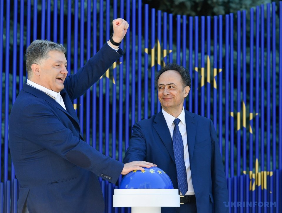 Poroshenko: Visa-Free Regime With EU Is 'Final Goodbye To Russian Empire'