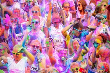 Кольорова афіша на перші літні вихідні