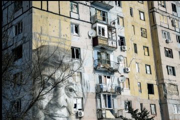 В Авдіївці ремонтують після обстрілів багатоповерхівку з відомим муралом