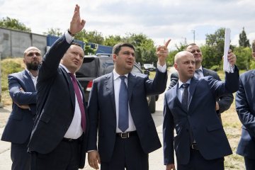 Гройсман вимагає фотозвітів з будівництва мостів