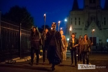 Нічним Луцьком відтепер можна прогулятися у світлі факелів