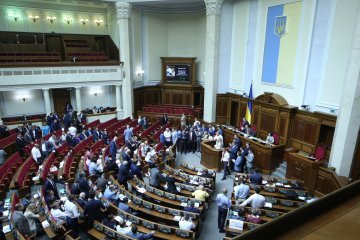 Рада підняла зарплату помічникам нардепів