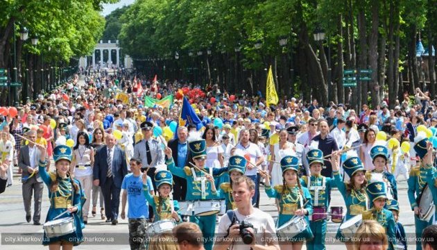У Харкові на площі Свободи дві тисячі дітей співали хіти за мир