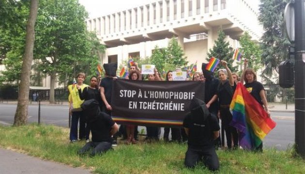 У паризьке посольство РФ передали петицію про захист чеченських геїв