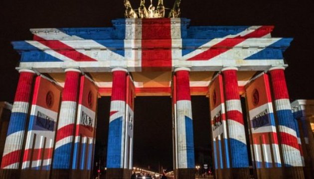 Бранденбурзькі ворота в Берліні підсвітили в кольори британського прапора