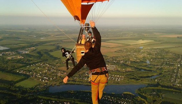 Un amateur de sport extrême Ukrainien a relié deux montgolfières sur un fil à 660 mètres d'altitude (photos)