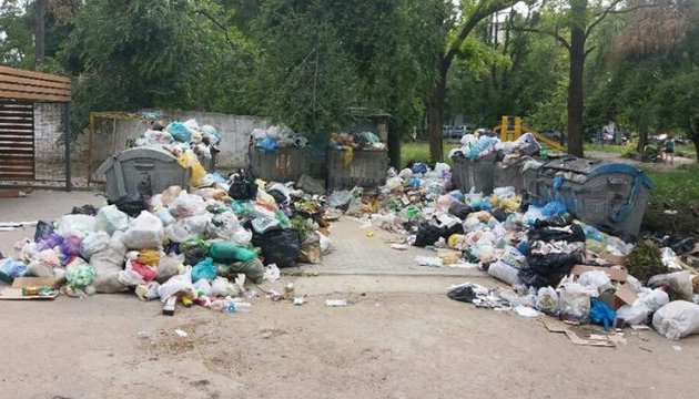 На ТОТ Луганщини у дворах житлових кварталів утворюються звалища